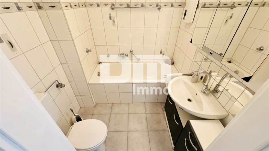 Gepflegte Dreizimmerwohnung mit Loggia in idyllischer Ortsrandlage /Campusnähe - Badezimmer / Wanne